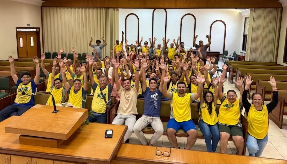 Membros voluntários reunidos na capela