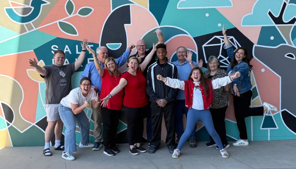 Ginasta Santos dos Últimos Dias com amigos e a família.