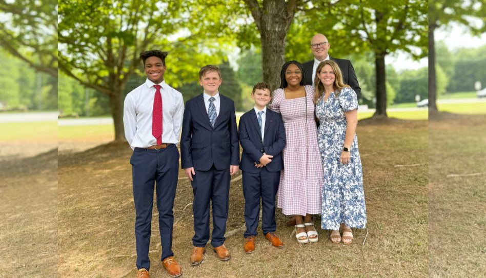 Ginasta Santos dos Últimos Dias com o testemunho fortalecido.