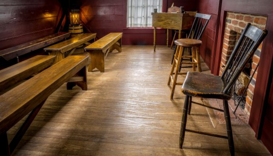 sala com bancos e cadeiras