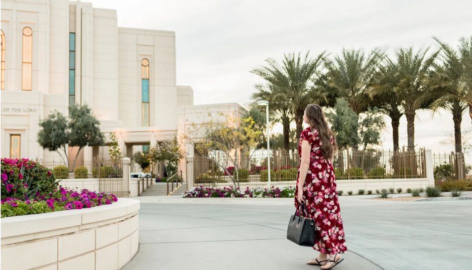 Mulher indo ao templo para receber a investidura do templo.