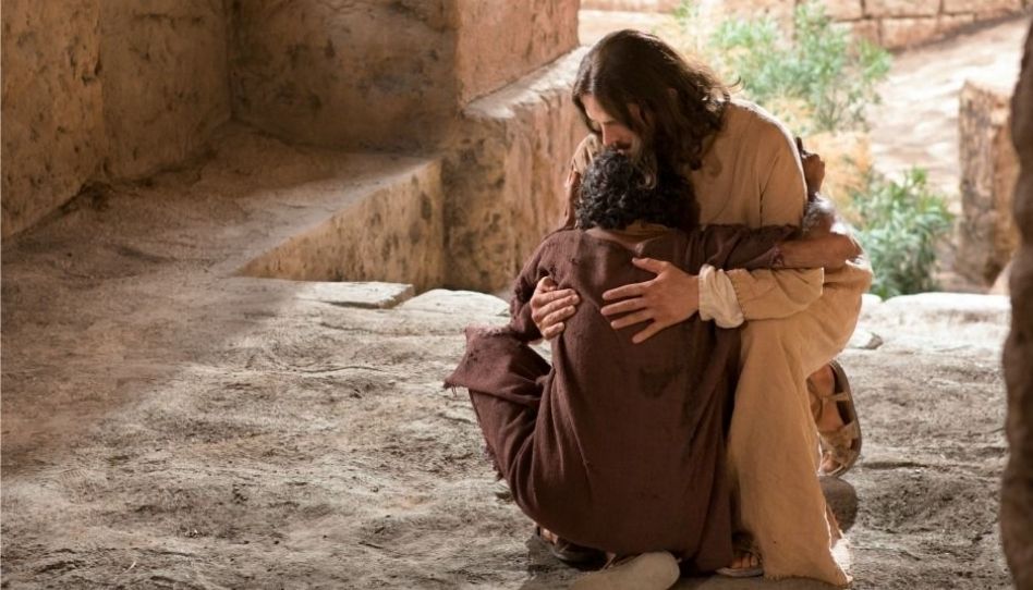 Jesus Cristo abraçando um seguidor mostrando que Deus luta por nós.