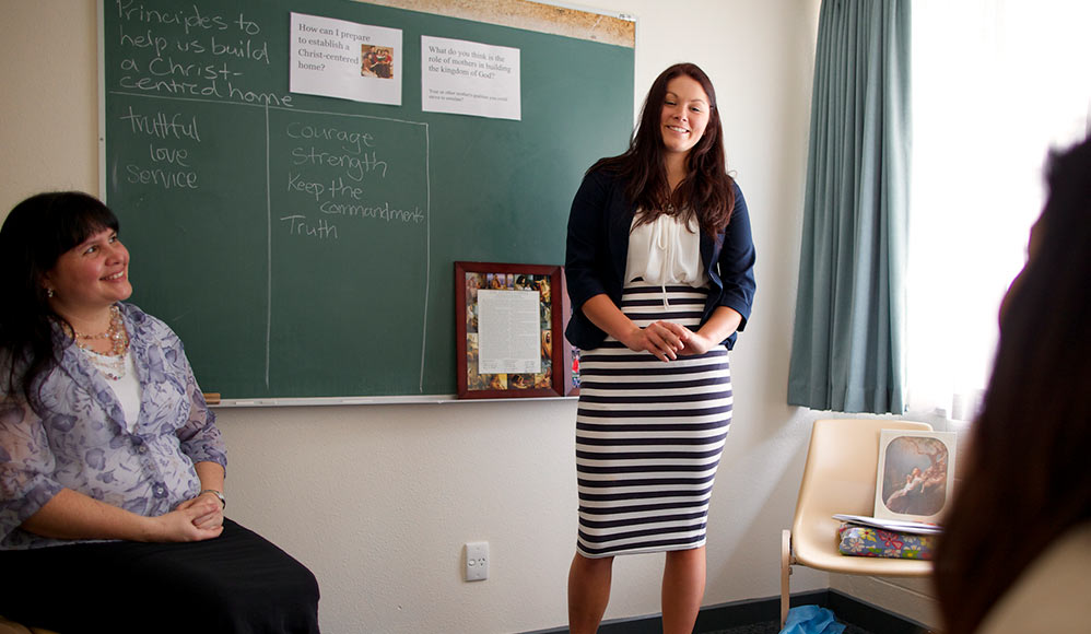 Mulher como professora ensinando nas aulas dominicais