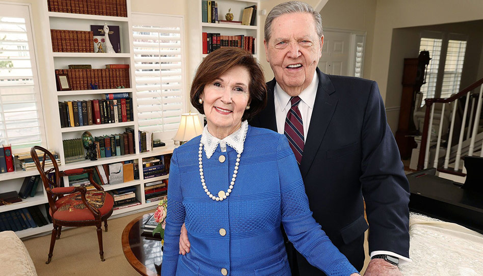 Élder Jeffrey R. Holland e sua esposa Patricia, posam juntos para foto.