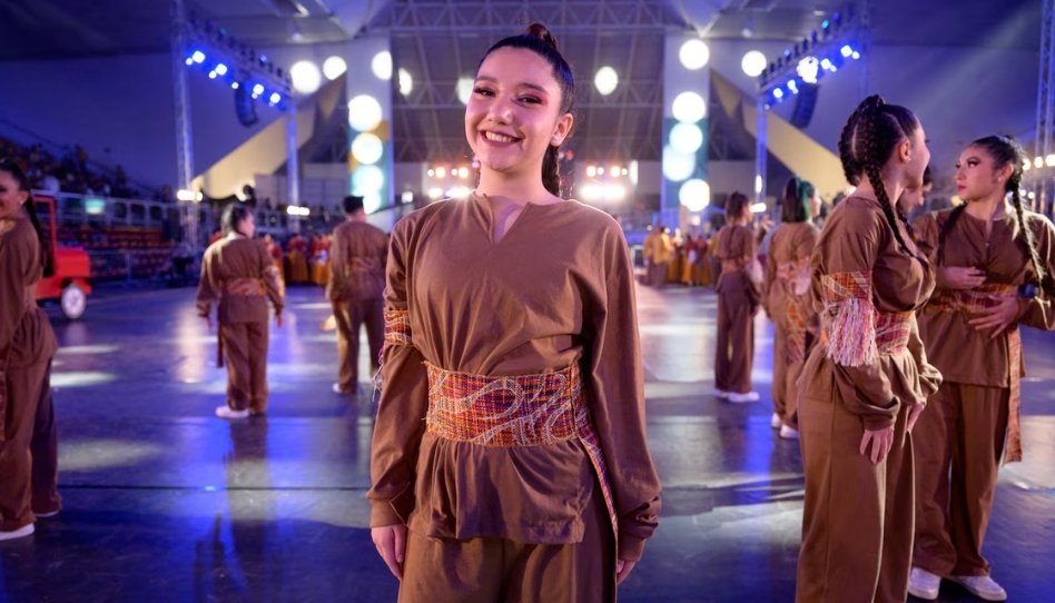 Jovens dançando em apresentação em comemoração aos 100 anos Igreja na América do Sul