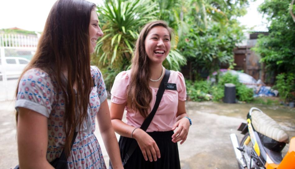 sisteres missionárias sorrindo