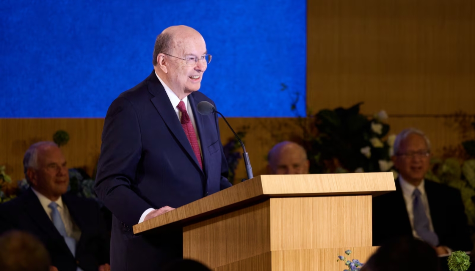 Élder Cook discursando