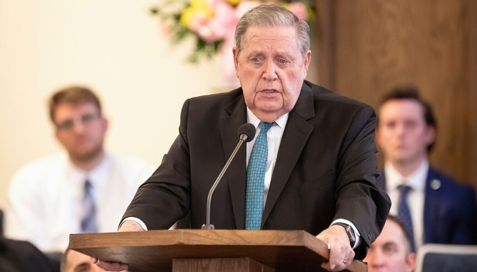 Elder Jeffrey R. Holland discursando em uma reunião da Igreja de Jesus Cristo dos Santos dos Últimos Dias, ao púlpito.