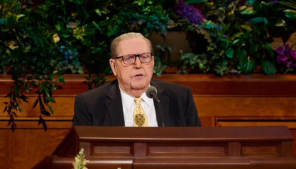 Élder Jeffrey R. Holland falando na Conferência Geral da Igreja de Jesus Cristo dos Santos dos Últimos Dias.