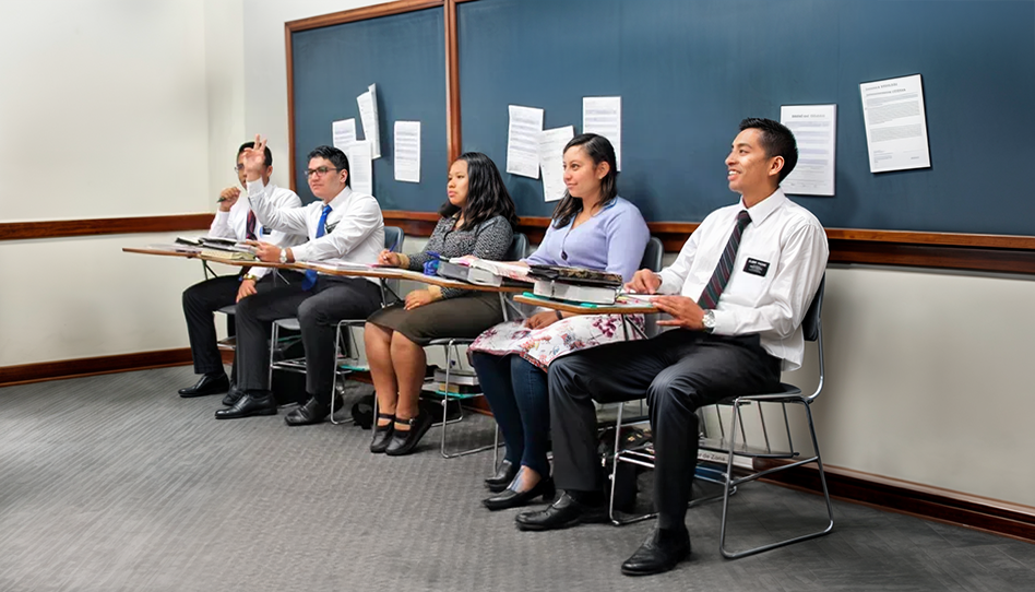 Missionários em sala de aula no Centro de Treinamento Missionário (CTM), estudando as escrituras com plaquetas da Igreja de Jesus Cristo.