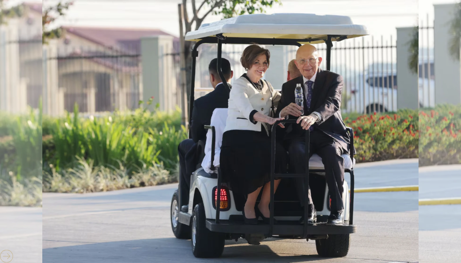 Sister Kristen M. Oaks e o presidente Oaks.