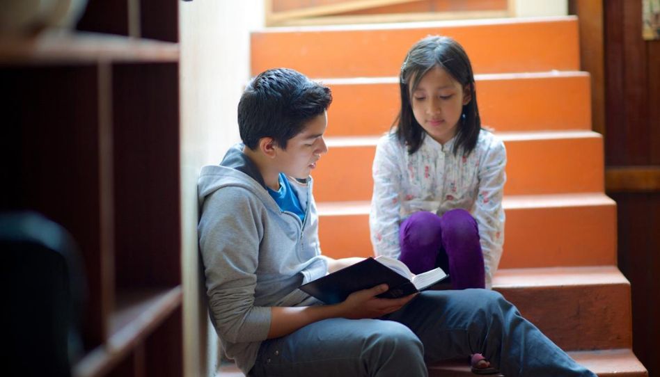 Podemos regredir se não estudarmos.
Menino e menina