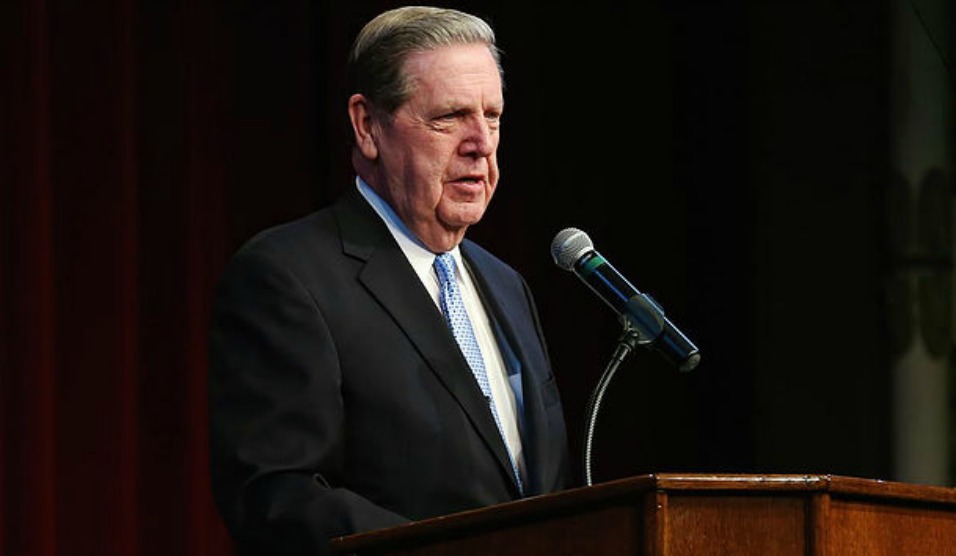 Jeffrey R. Holland durante um discurso sobre o "livre-arbítrio"