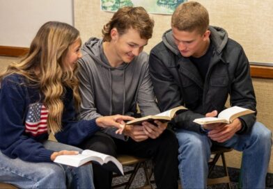 Alunos do Seminário e Instituto recebem convite do Presidente Oaks