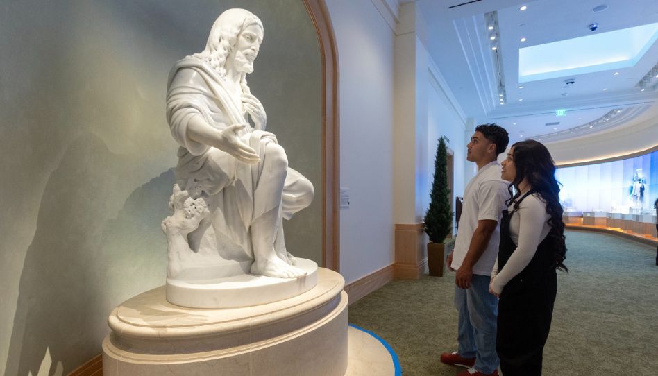 Estátua “Come Unto Me”, do artista suíço Christian Bolt no Centro de Visitantes da Praça do Templo.