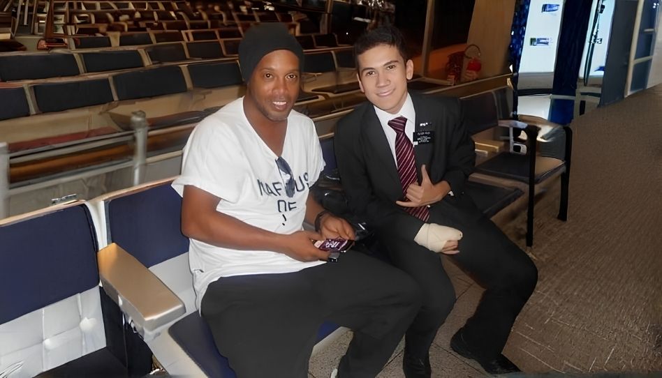Jogador Ronaldinho com missionários