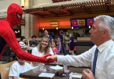 A Incrível História por trás da foto viral do Homem Aranha com o Presidente Uchtdorf